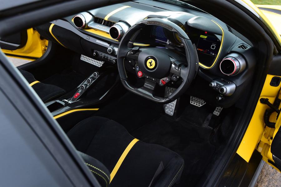 Интерьер Ferrari 812 Superfast 2017 года  (UK) (фото 3 из 25)